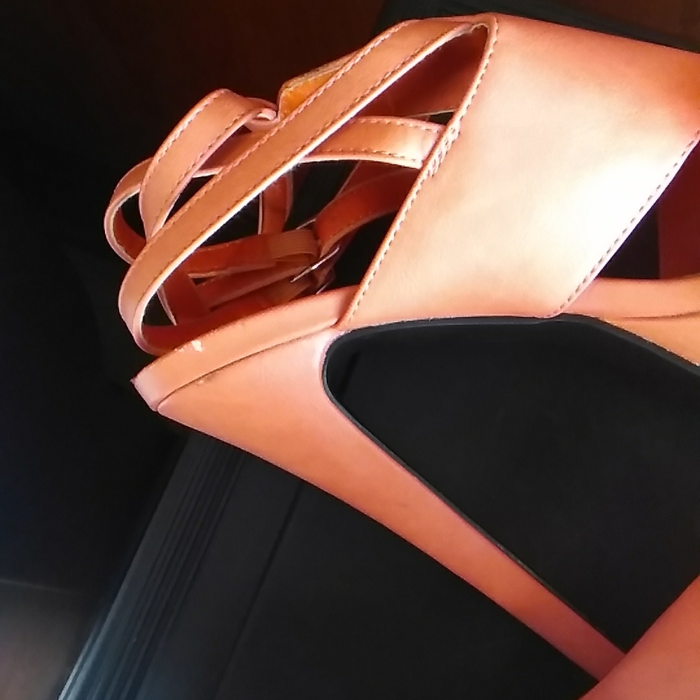 Women Shoes - Picture 7 of 9
